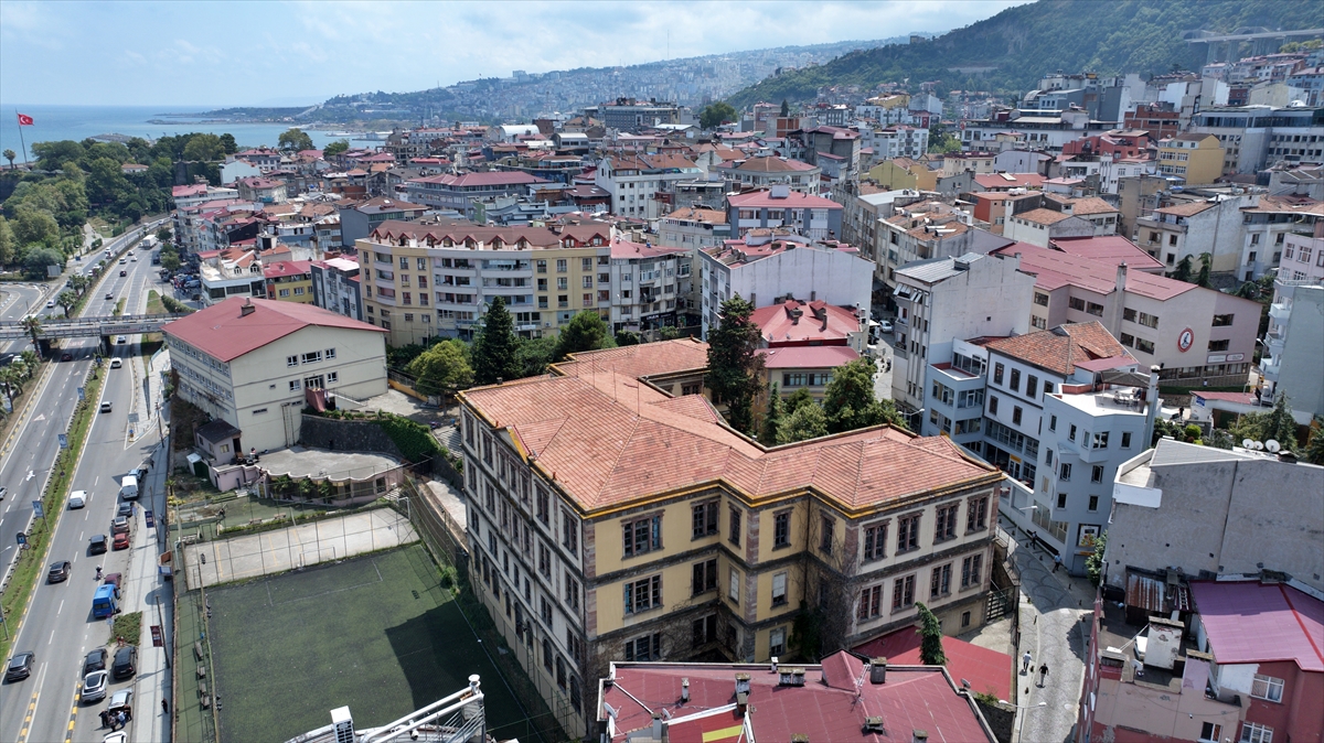 Tarihi Kemeraltı Çarşısı, Trabzon'un ticaret geleneğini yaşatıyor