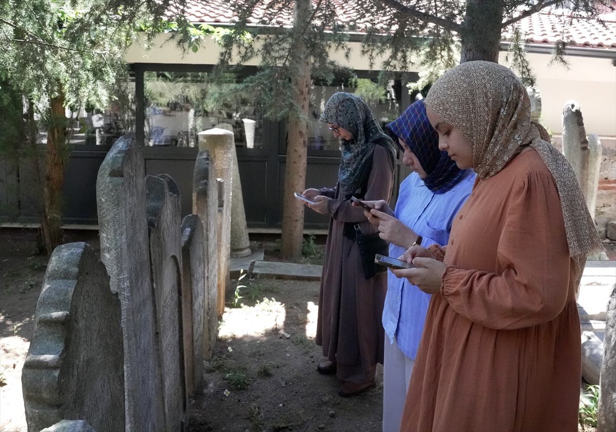 Mezar taşlarına kazınan tarih kayıt altına alınıyor