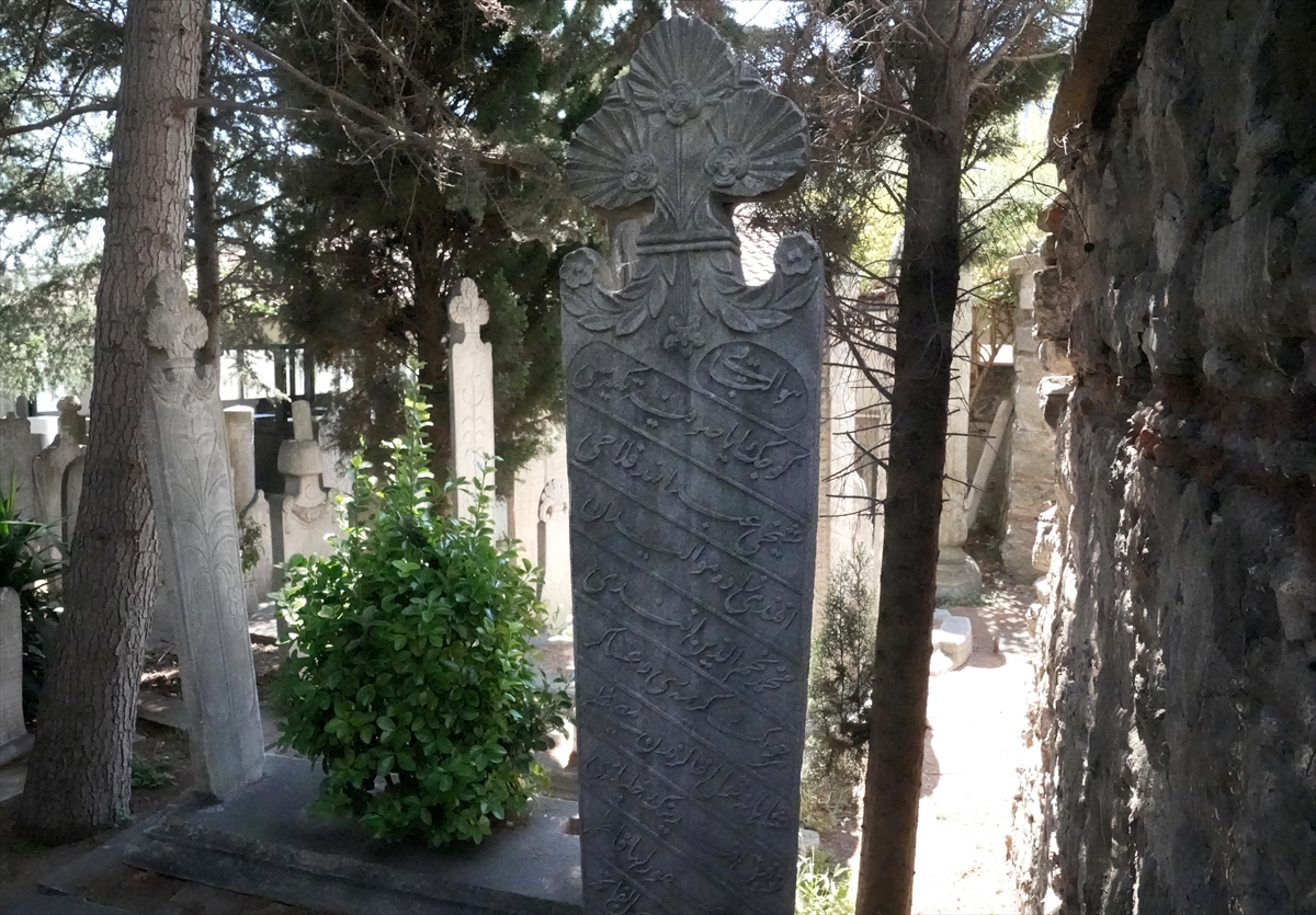 Mezar taşlarına kazınan tarih kayıt altına alınıyor