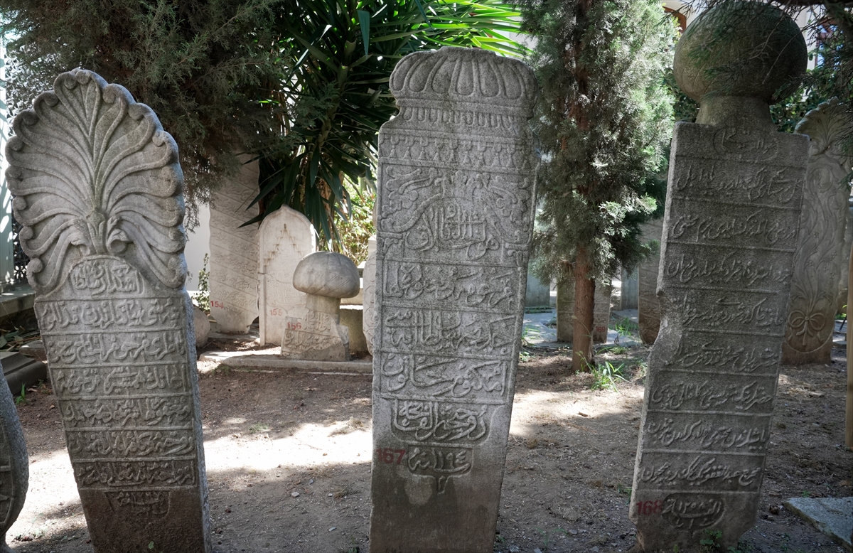 Mezar taşlarına kazınan tarih kayıt altına alınıyor