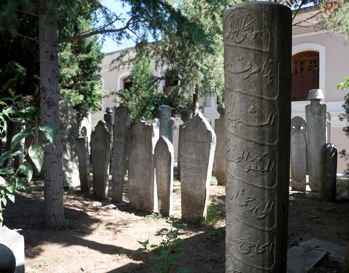 Mezar taşlarına kazınan tarih kayıt altına alınıyor