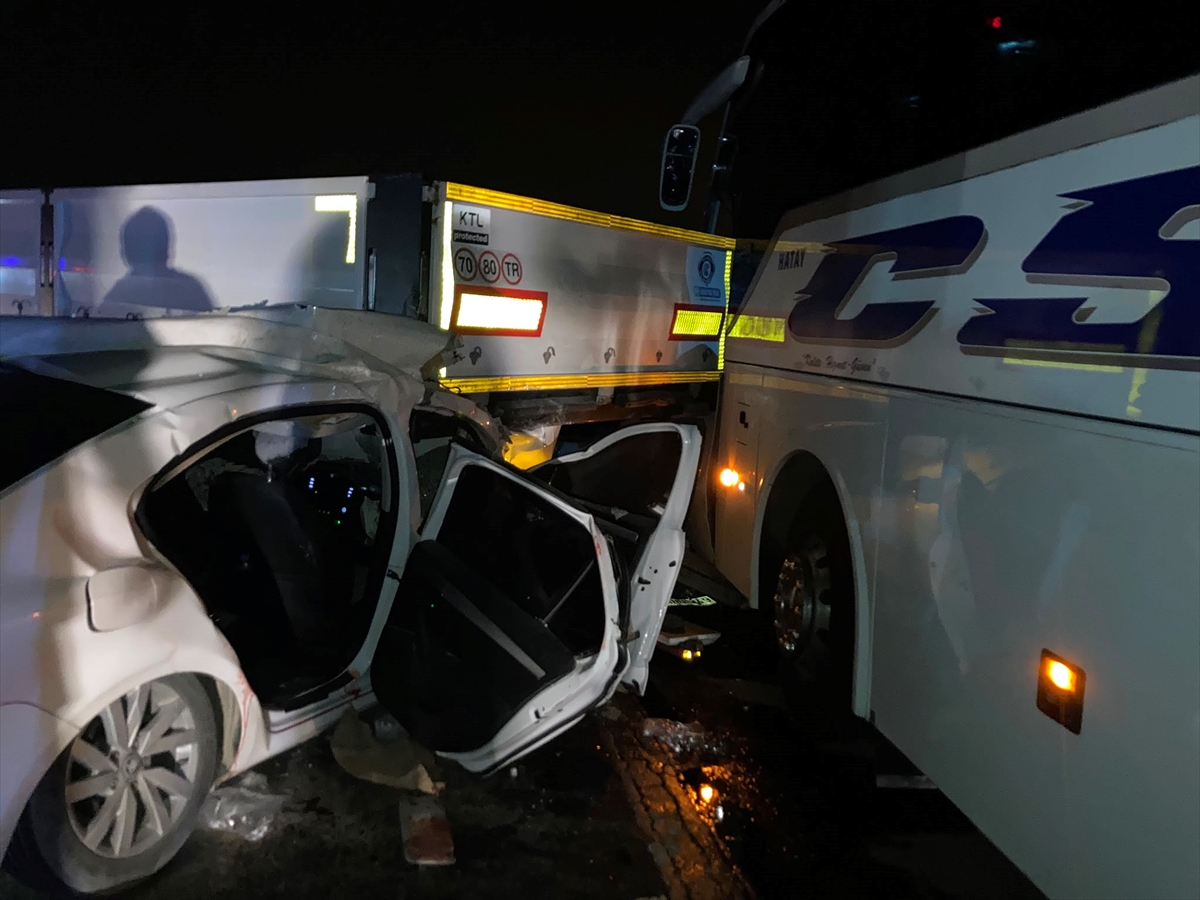 Hatay Erzin'de zincirleme kaza: 2 kişi öldü, 4 yaralı
