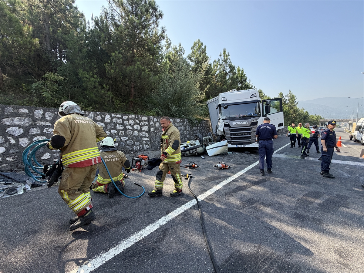 Düzce'de tırla çarpışan otomobilin sürücüsü öldü