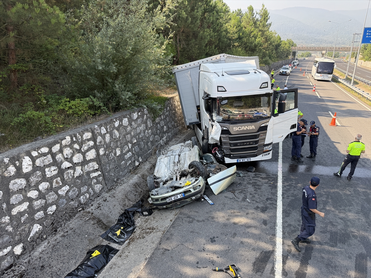 Düzce'de tırla çarpışan otomobilin sürücüsü öldü