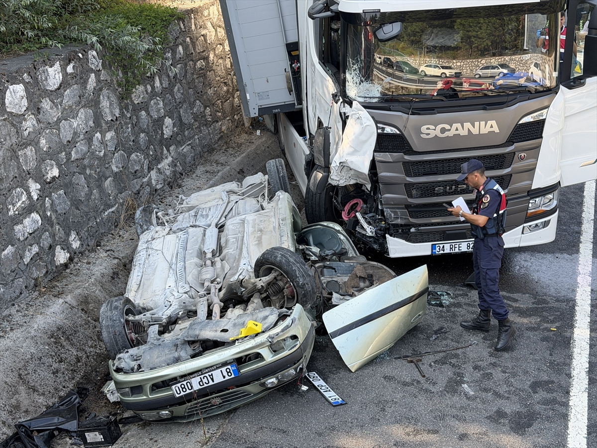 Düzce'de tırla çarpışan otomobilin sürücüsü öldü