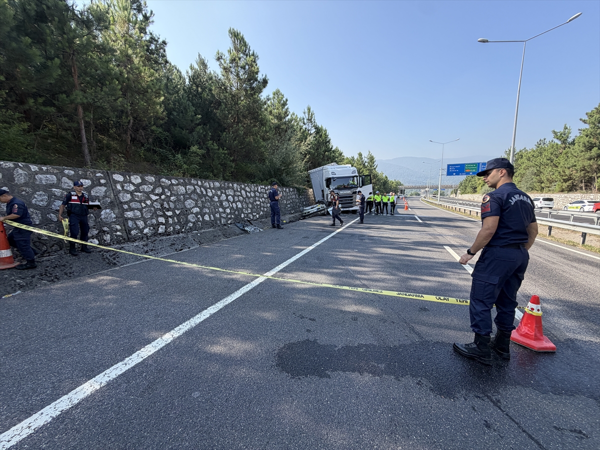 Düzce'de tırla çarpışan otomobilin sürücüsü öldü