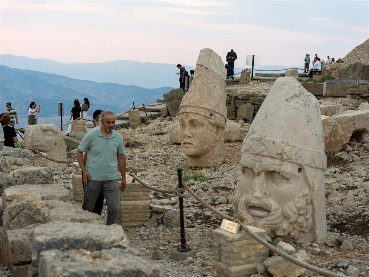 Nemrut Dağı: Gün batımı turistleri zirveye akın etti
