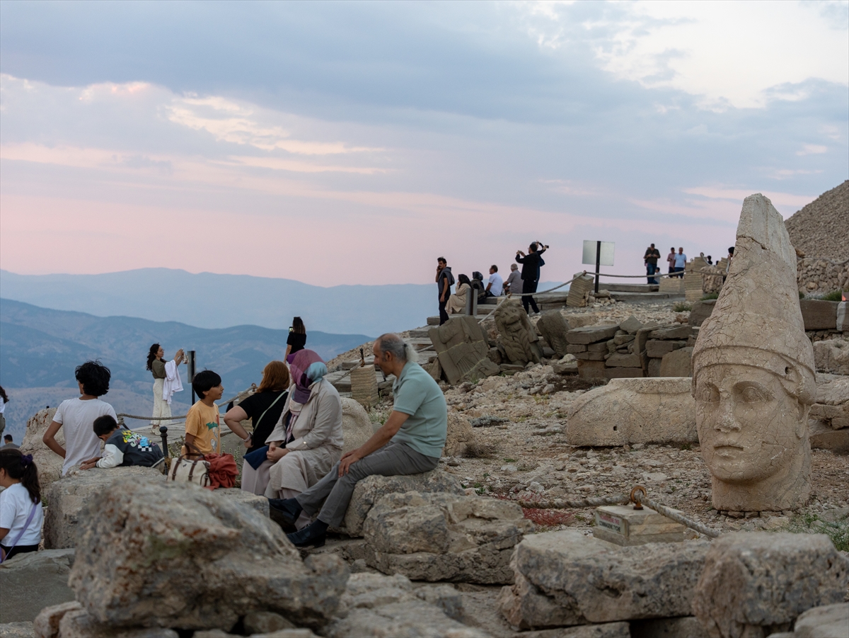 Nemrut Dağı: Gün batımı turistleri zirveye akın etti