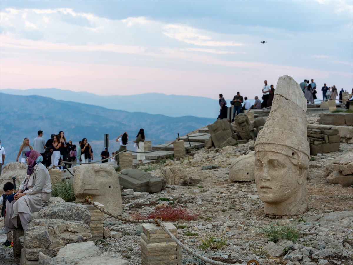 Nemrut Dağı: Gün batımı turistleri zirveye akın etti