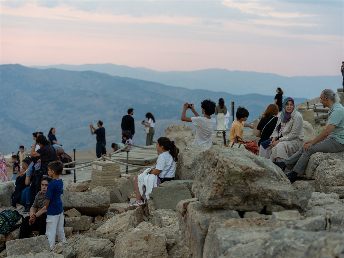 Nemrut Dağı: Gün batımı turistleri zirveye akın etti