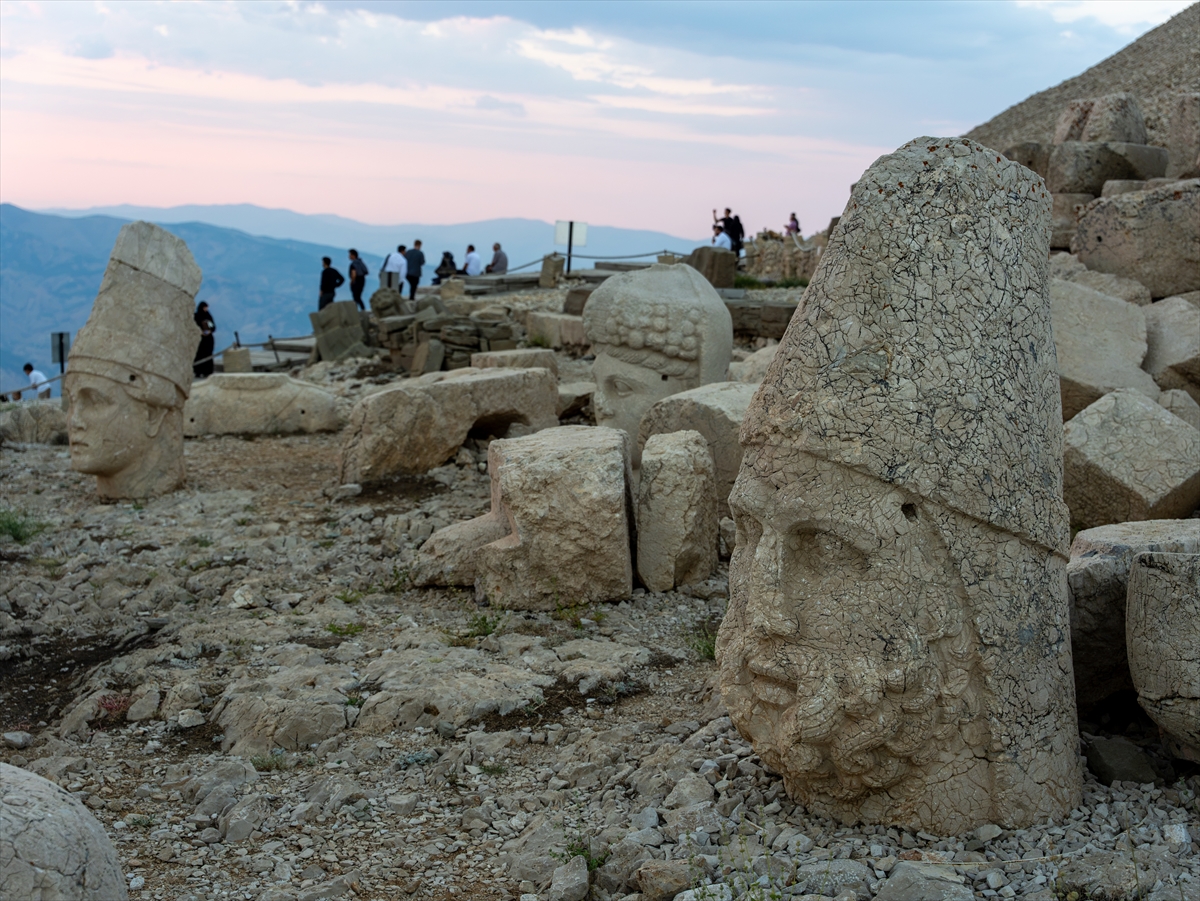 Nemrut Dağı: Gün batımı turistleri zirveye akın etti