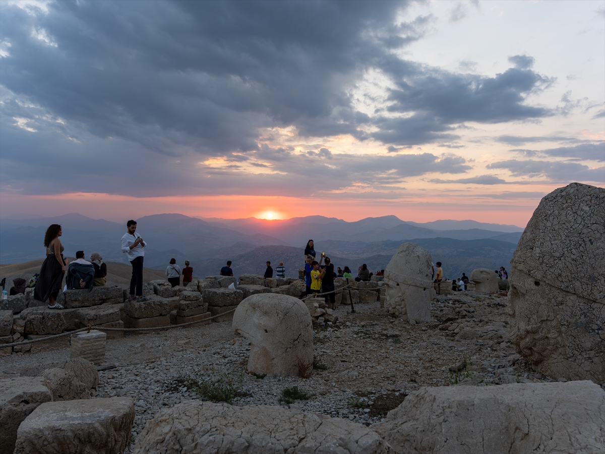 Nemrut Dağı: Gün batımı turistleri zirveye akın etti