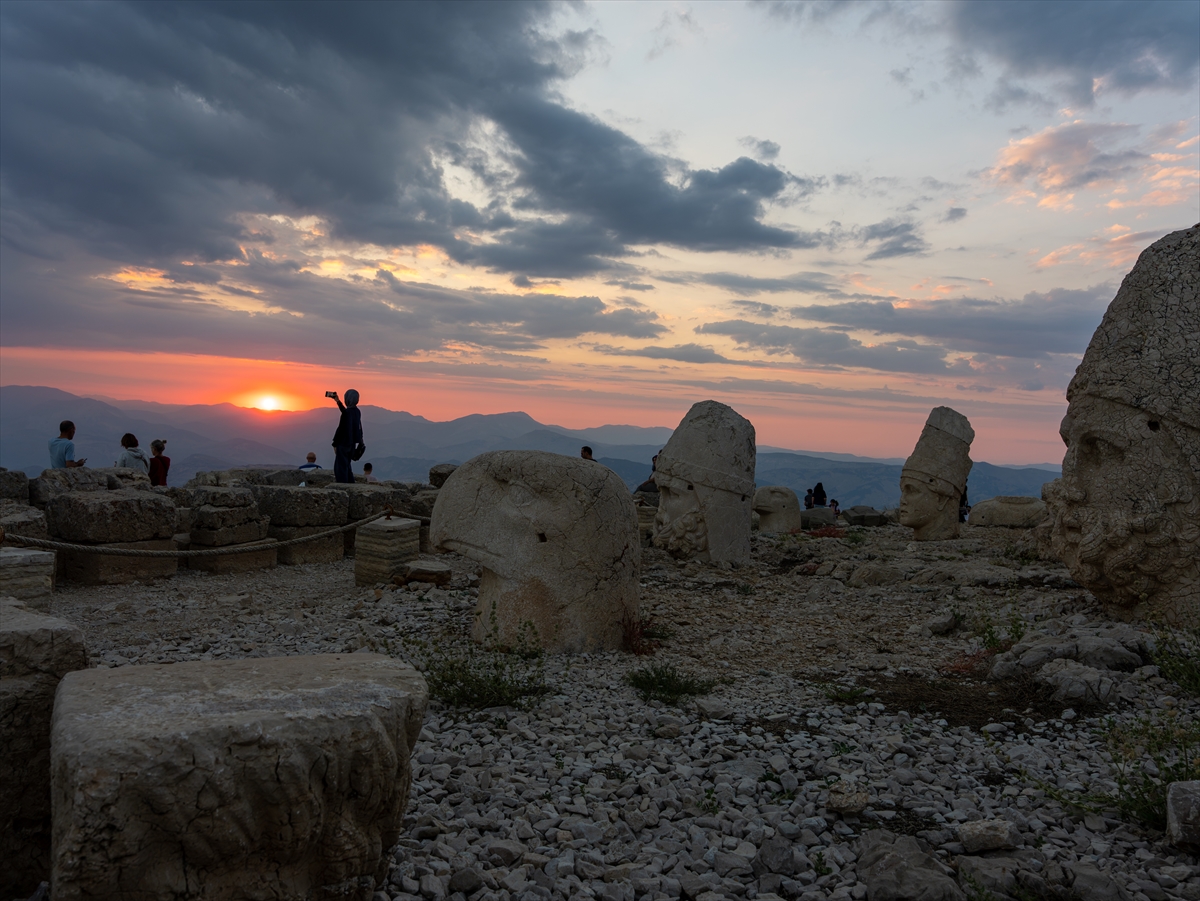 Nemrut Dağı: Gün batımı turistleri zirveye akın etti