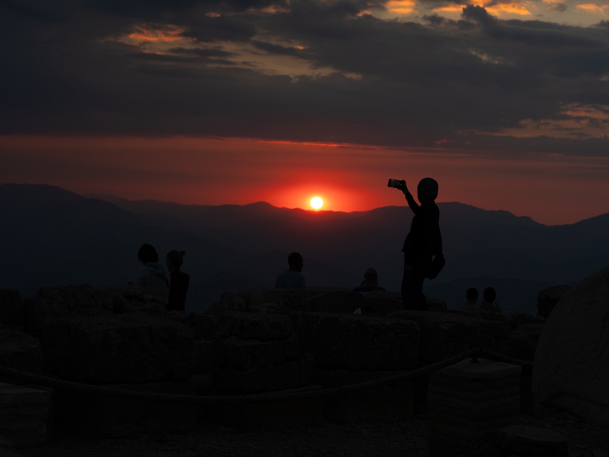 Nemrut Dağı: Gün batımı turistleri zirveye akın etti