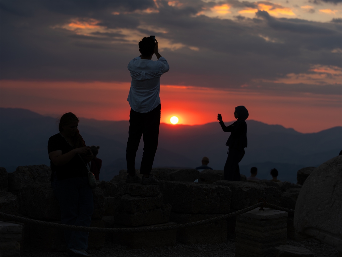 Nemrut Dağı: Gün batımı turistleri zirveye akın etti