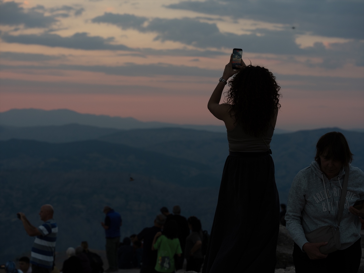 Nemrut Dağı: Gün batımı turistleri zirveye akın etti