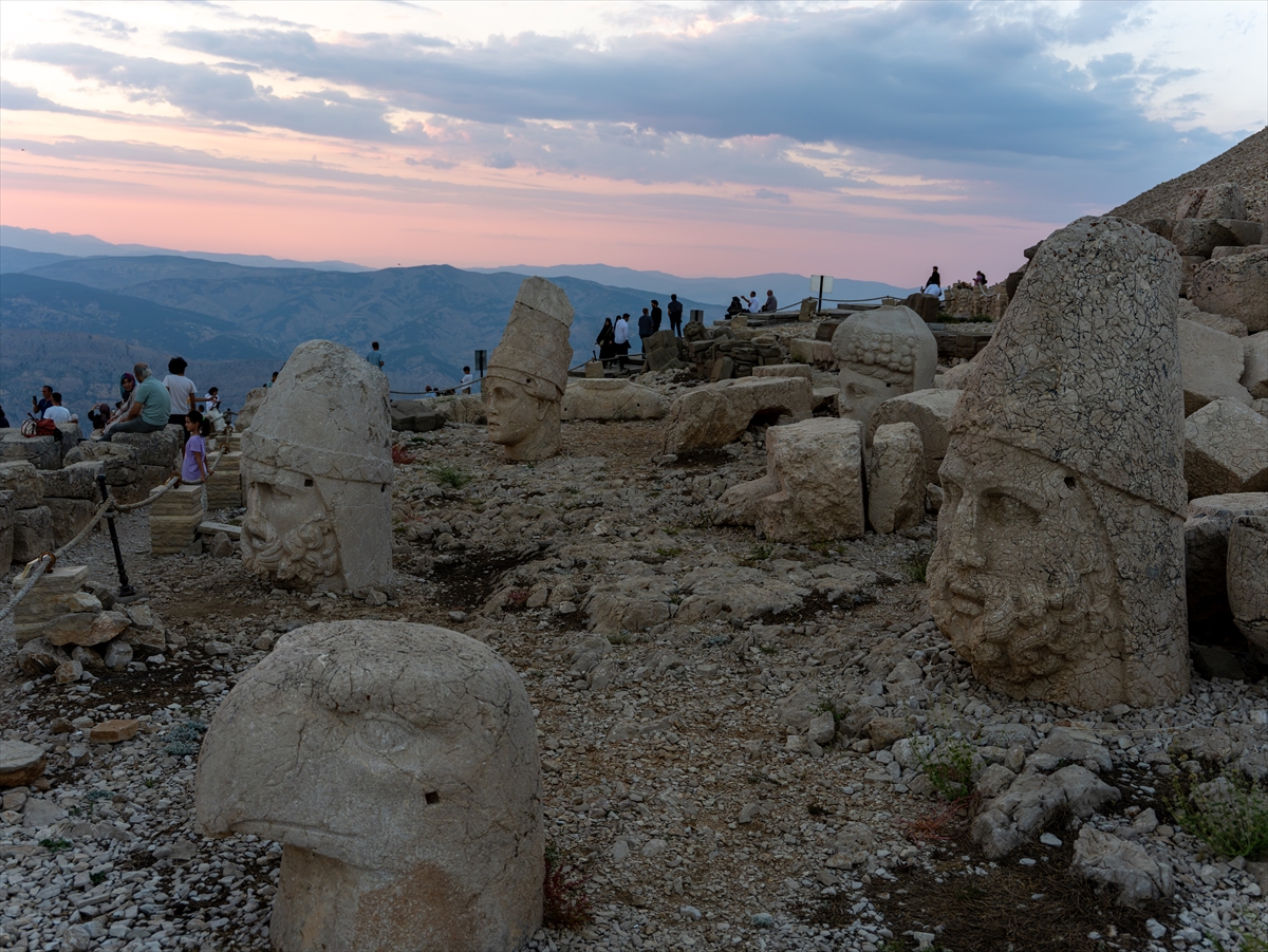 Nemrut Dağı: Gün batımı turistleri zirveye akın etti