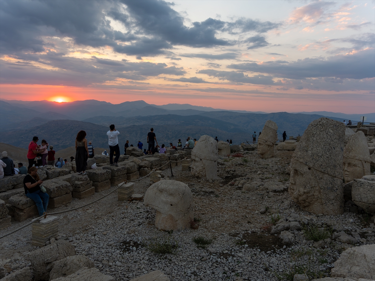 Nemrut Dağı: Gün batımı turistleri zirveye akın etti