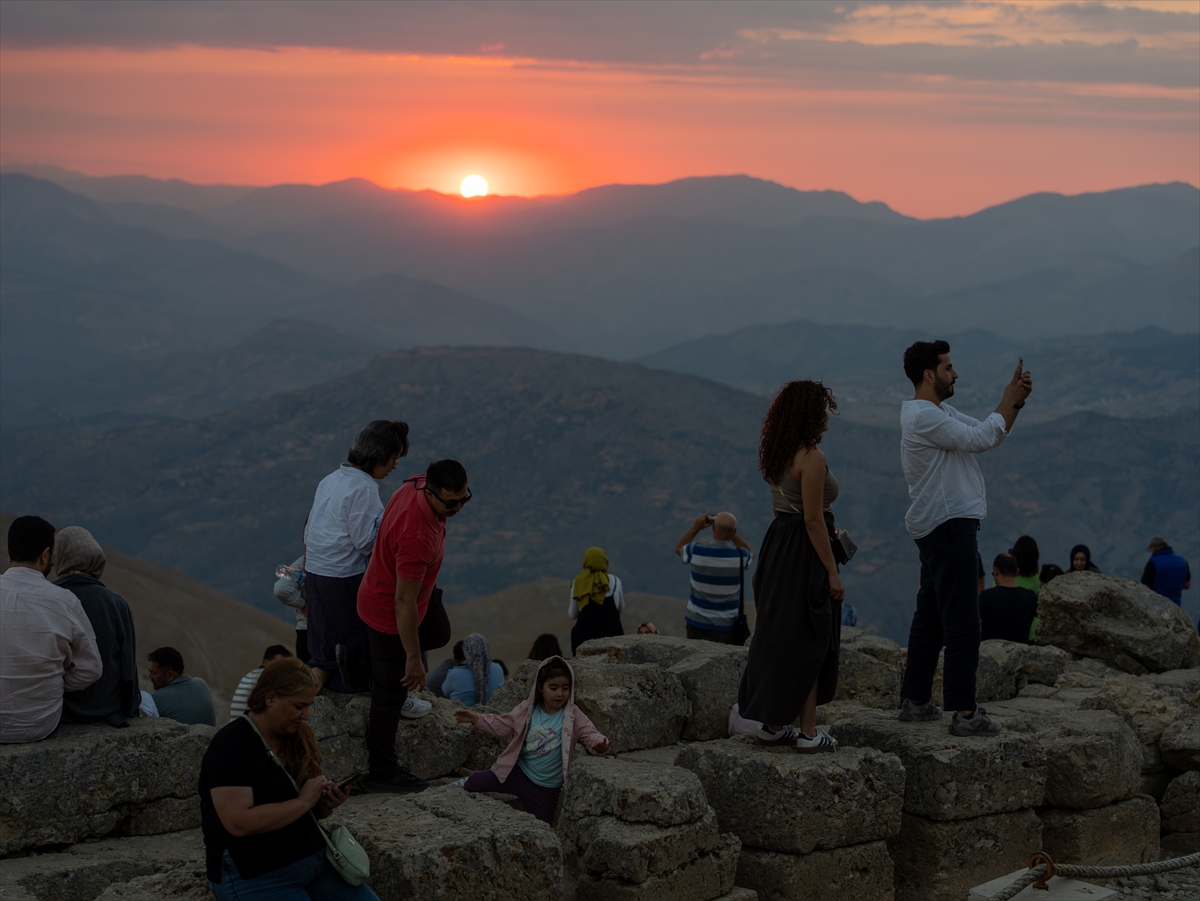Nemrut Dağı: Gün batımı turistleri zirveye akın etti