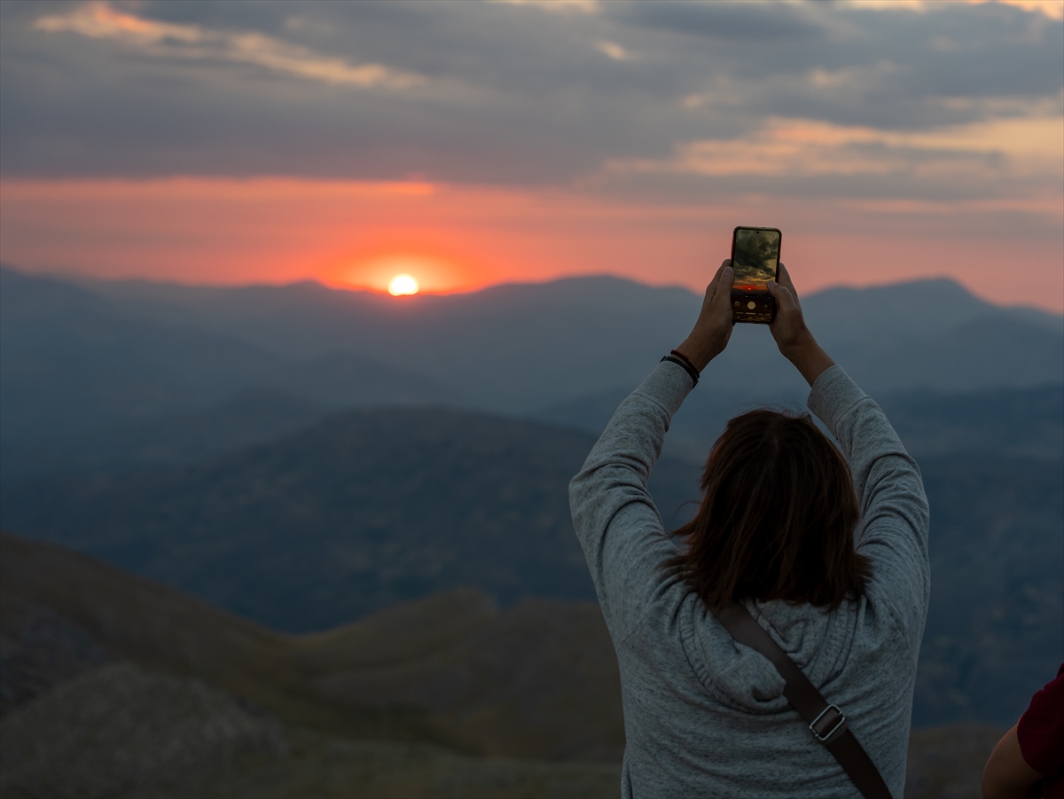 Nemrut Dağı: Gün batımı turistleri zirveye akın etti