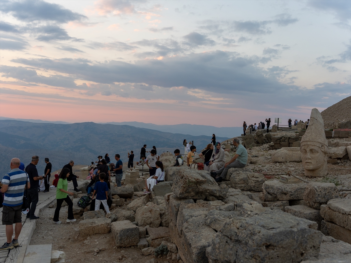 Nemrut Dağı: Gün batımı turistleri zirveye akın etti