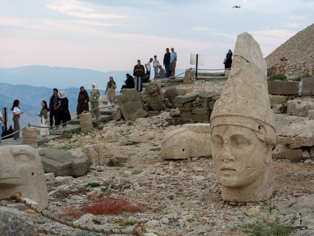 Nemrut Dağı: Gün batımı turistleri zirveye akın etti