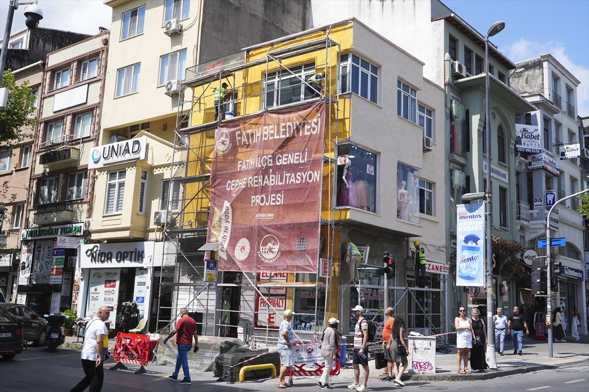 Fatih'te tarihi caddelerin çehresi cephe rehabilitasyonuyla yenileniyor