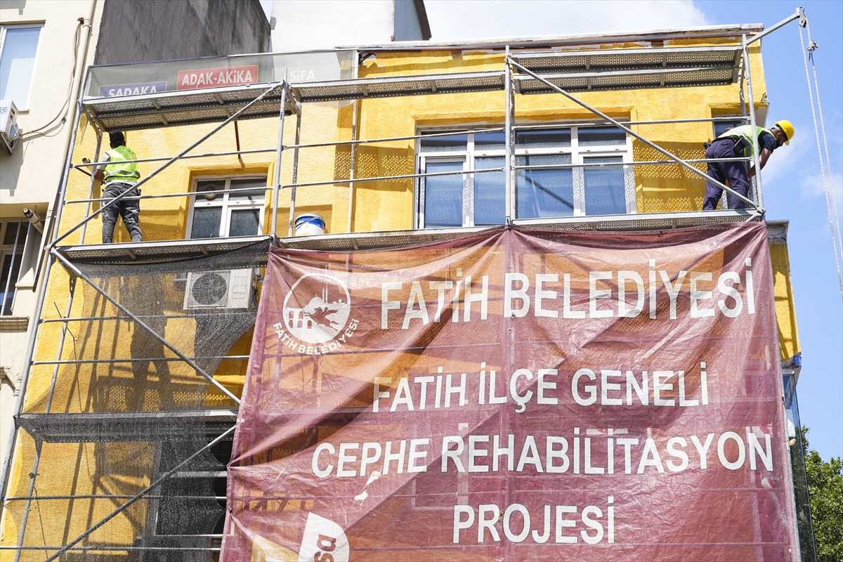Fatih'te tarihi caddelerin çehresi cephe rehabilitasyonuyla yenileniyor