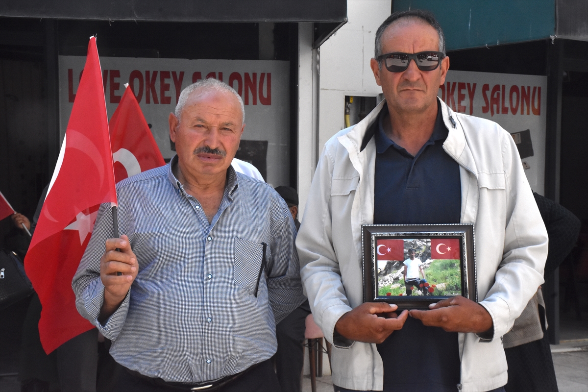Vanlı aileler: DEM Parti önünde evlat nöbeti sürüyor