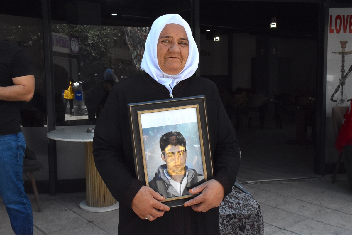 Vanlı aileler: DEM Parti önünde evlat nöbeti sürüyor