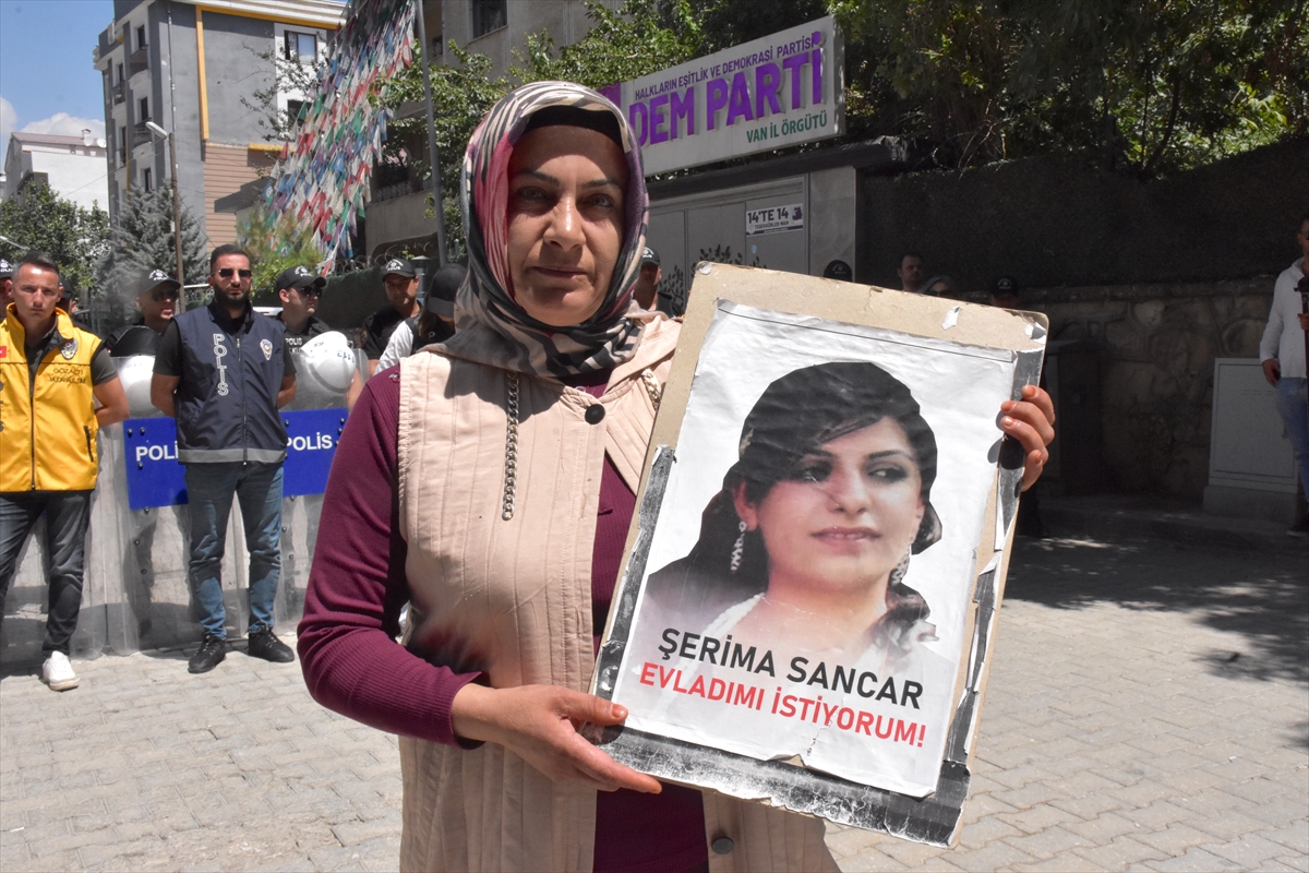 Vanlı aileler: DEM Parti önünde evlat nöbeti sürüyor