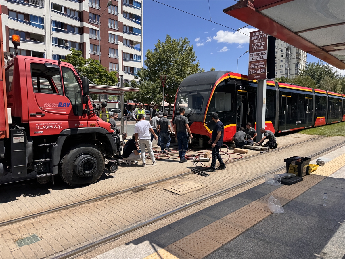 Kayseri'de tramvayın çarptığı genç ağır yaralandı