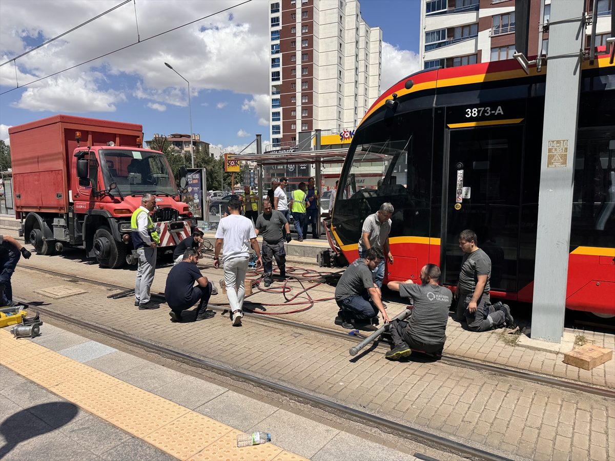 Kayseri'de tramvayın çarptığı genç ağır yaralandı
