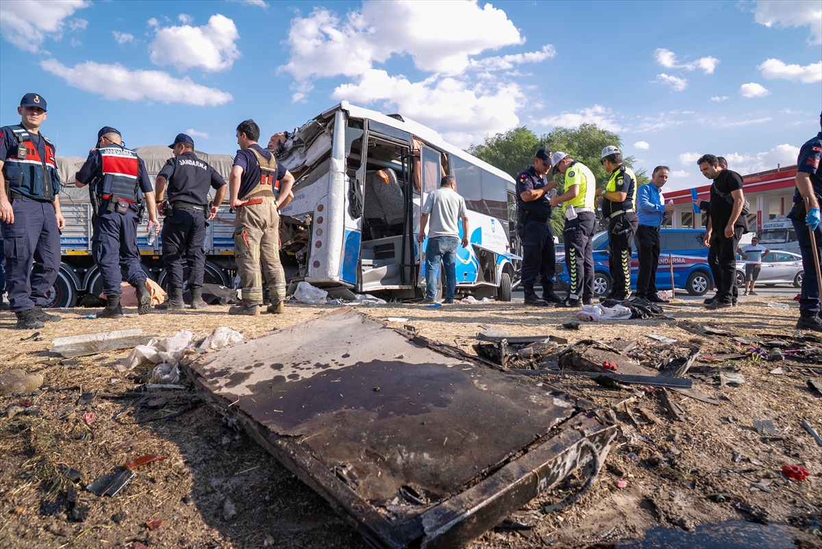 Ankara'da kaza: Halk otobüsü ve kamyon çarpıştı, 2 ölü, 25 yaralı
