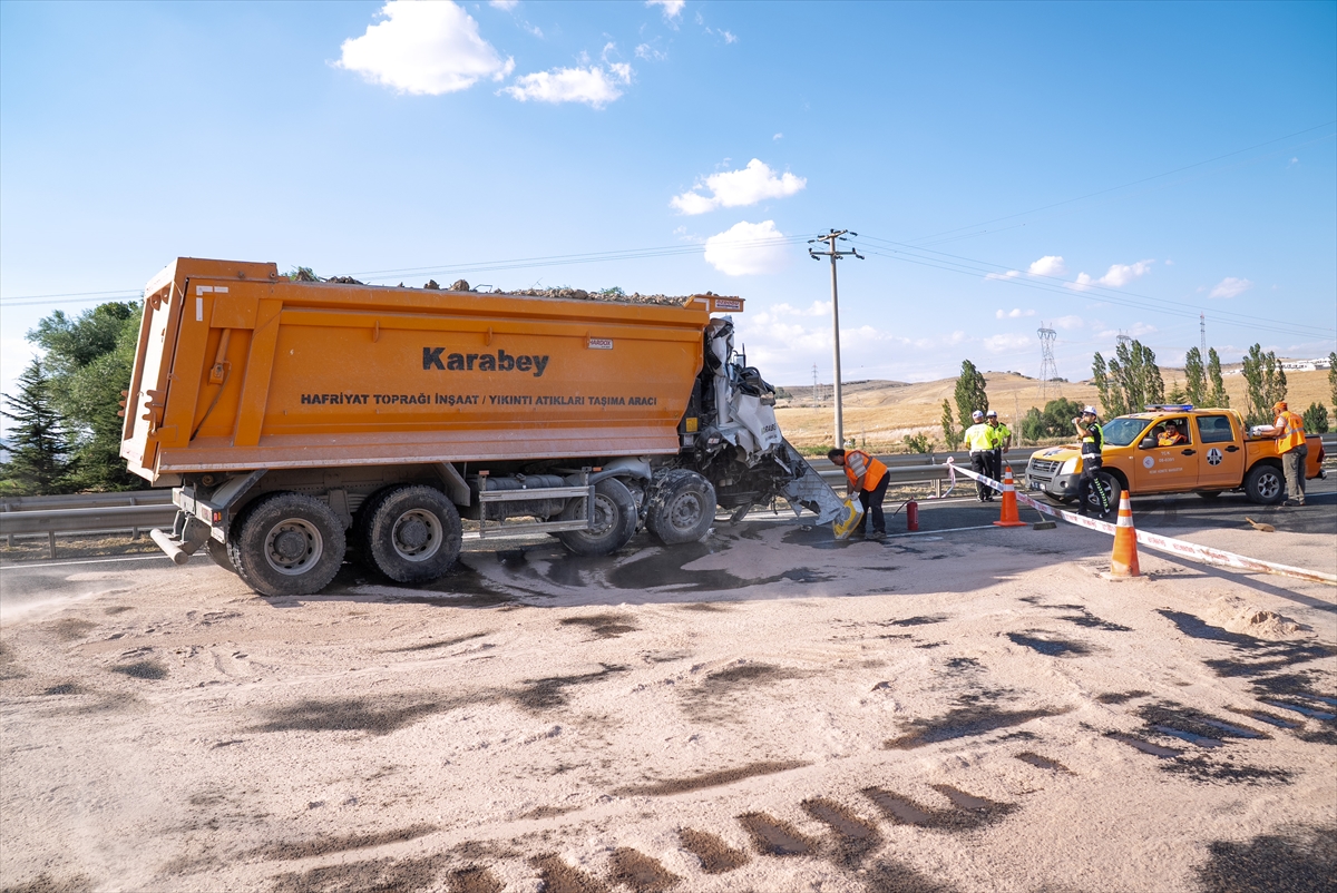 Ankara'da kaza: Halk otobüsü ve kamyon çarpıştı, 2 ölü, 25 yaralı