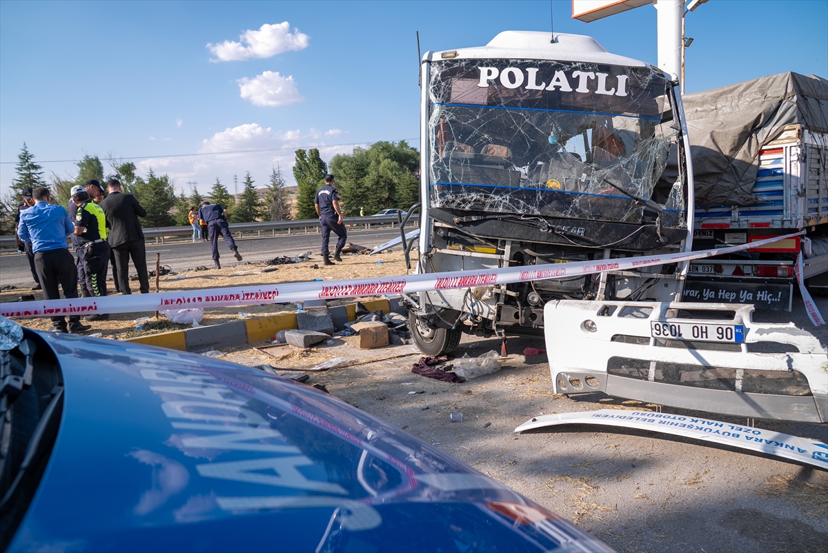 Ankara'da kaza: Halk otobüsü ve kamyon çarpıştı, 2 ölü, 25 yaralı