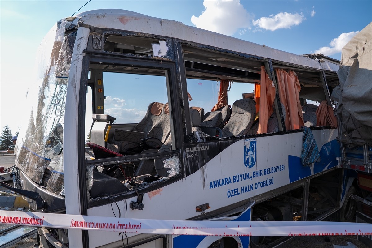Ankara'da kaza: Halk otobüsü ve kamyon çarpıştı, 2 ölü, 25 yaralı