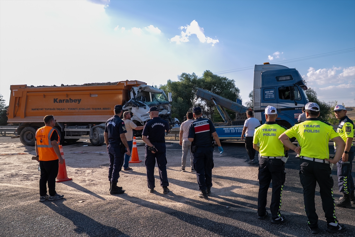 Ankara'da kaza: Halk otobüsü ve kamyon çarpıştı, 2 ölü, 25 yaralı