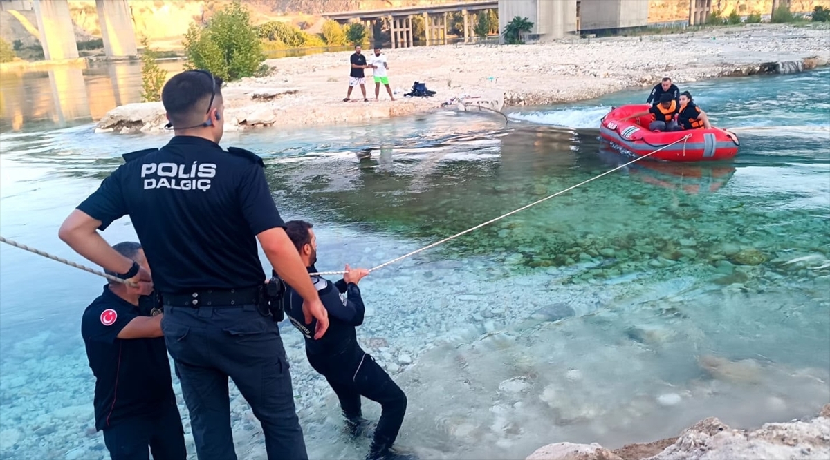 Adıyaman'da Fırat Nehri'nde mahsur kalan 6 kişi kurtarıldı