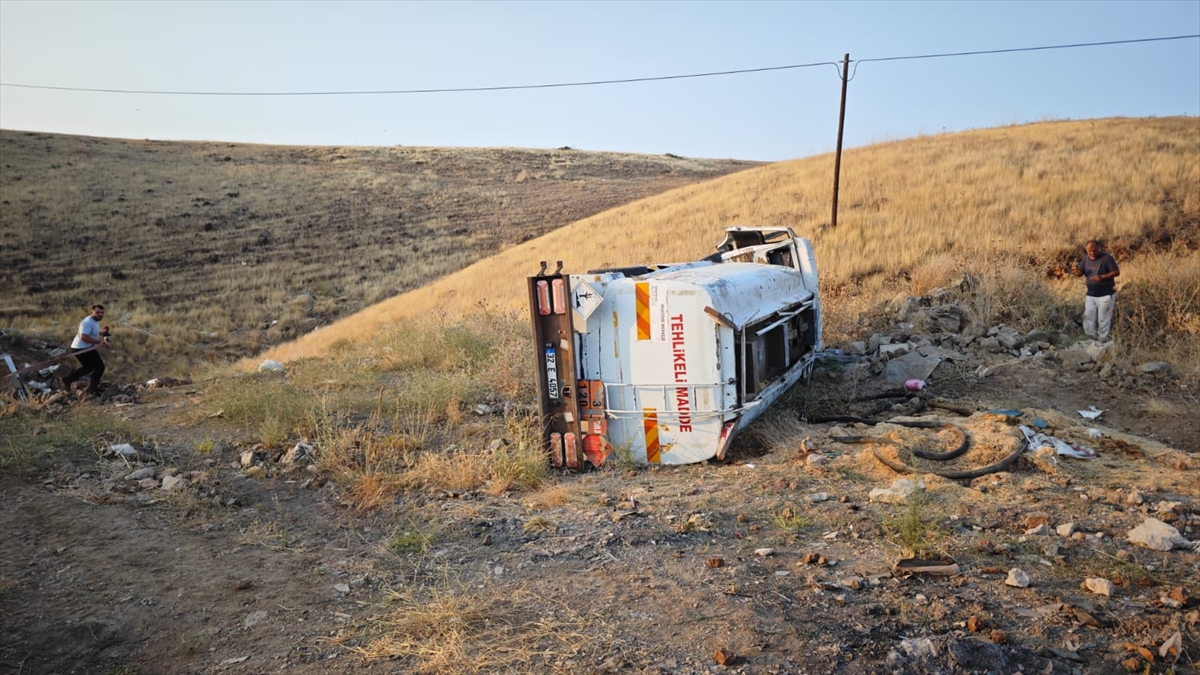 Gaziantep'te yakıt tankeri kazası: Şarampole devrildi, 2 yaralı