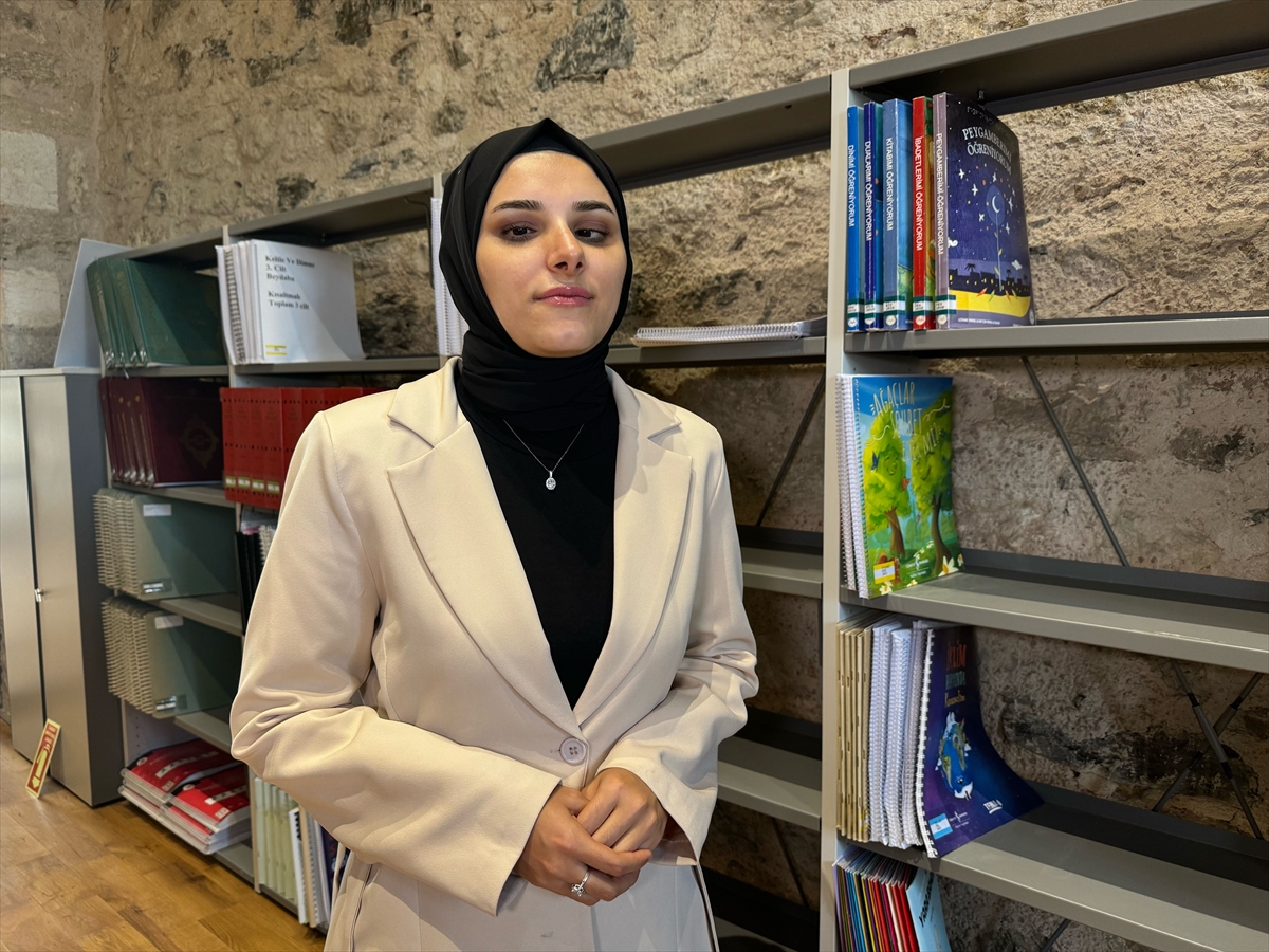 Gönüllüler, Rami Kütüphanesi'nde görme engelliler için kitap seslendiriyor