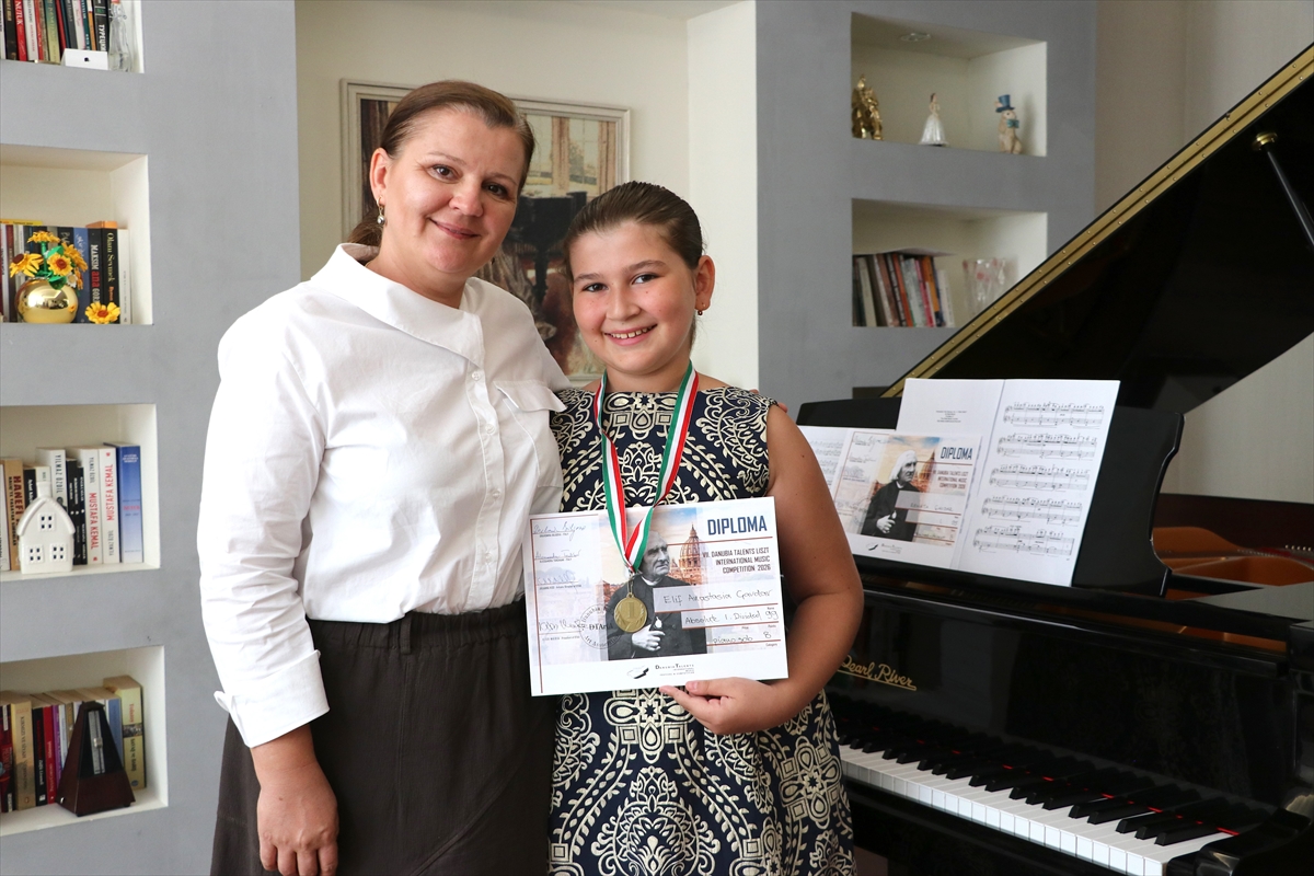 Piyanist anne ve kızı, uluslararası yarışmada iki birincilik kazandı