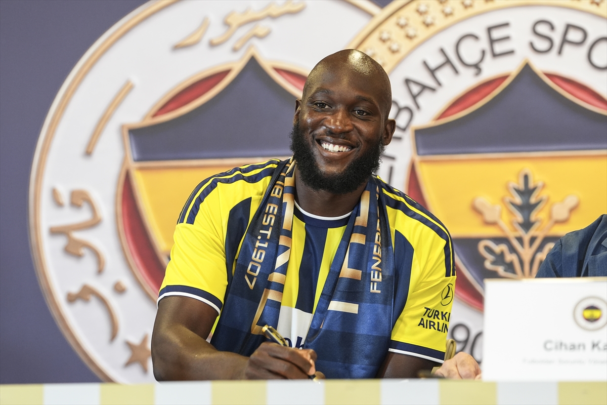 Fenerbahçe'de Romelu Lukaku için imza töreni düzenlendi