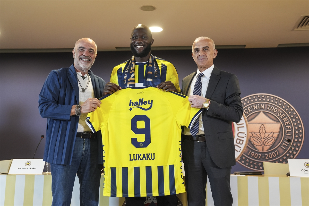 Fenerbahçe'de Romelu Lukaku için imza töreni düzenlendi