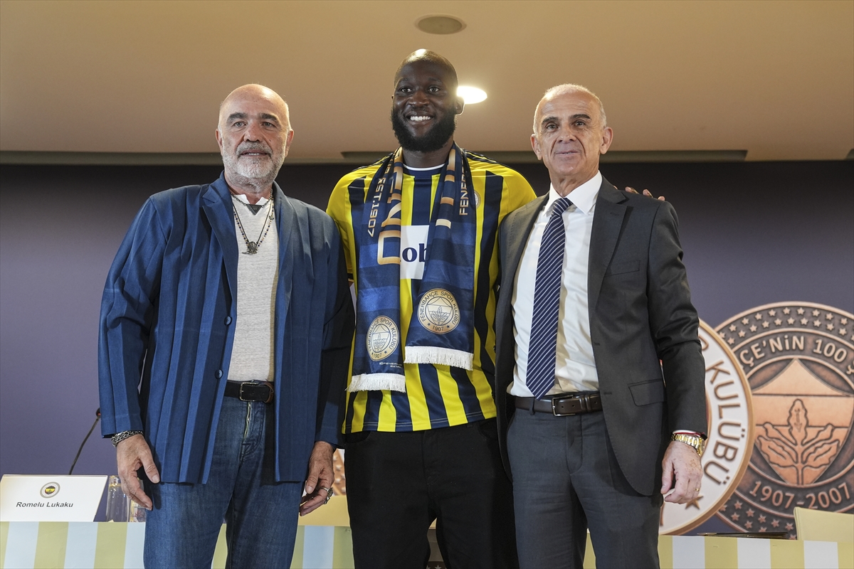 Fenerbahçe'de Romelu Lukaku için imza töreni düzenlendi