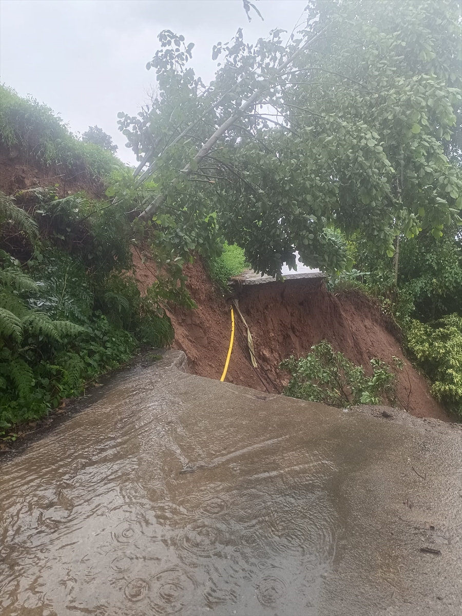 Rize'de sağanak sonrası heyelan: Mahsur kalan 2 kardeş kurtarıldı