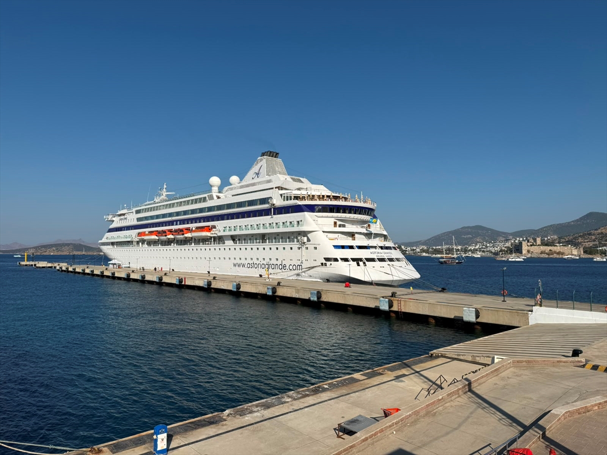 Astoria Grande kruvaziyeri 398 yolcuyla Bodrum'da