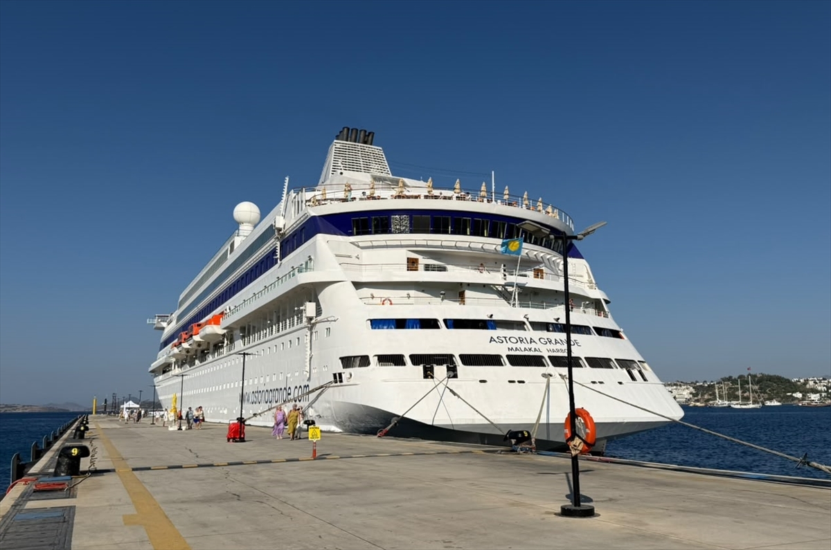 Astoria Grande kruvaziyeri 398 yolcuyla Bodrum'da