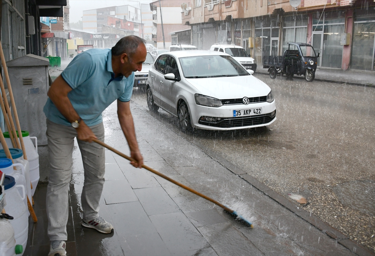 Kars'ta şiddetli dolu ve sağanak: Tarım arazileri zarar gördü