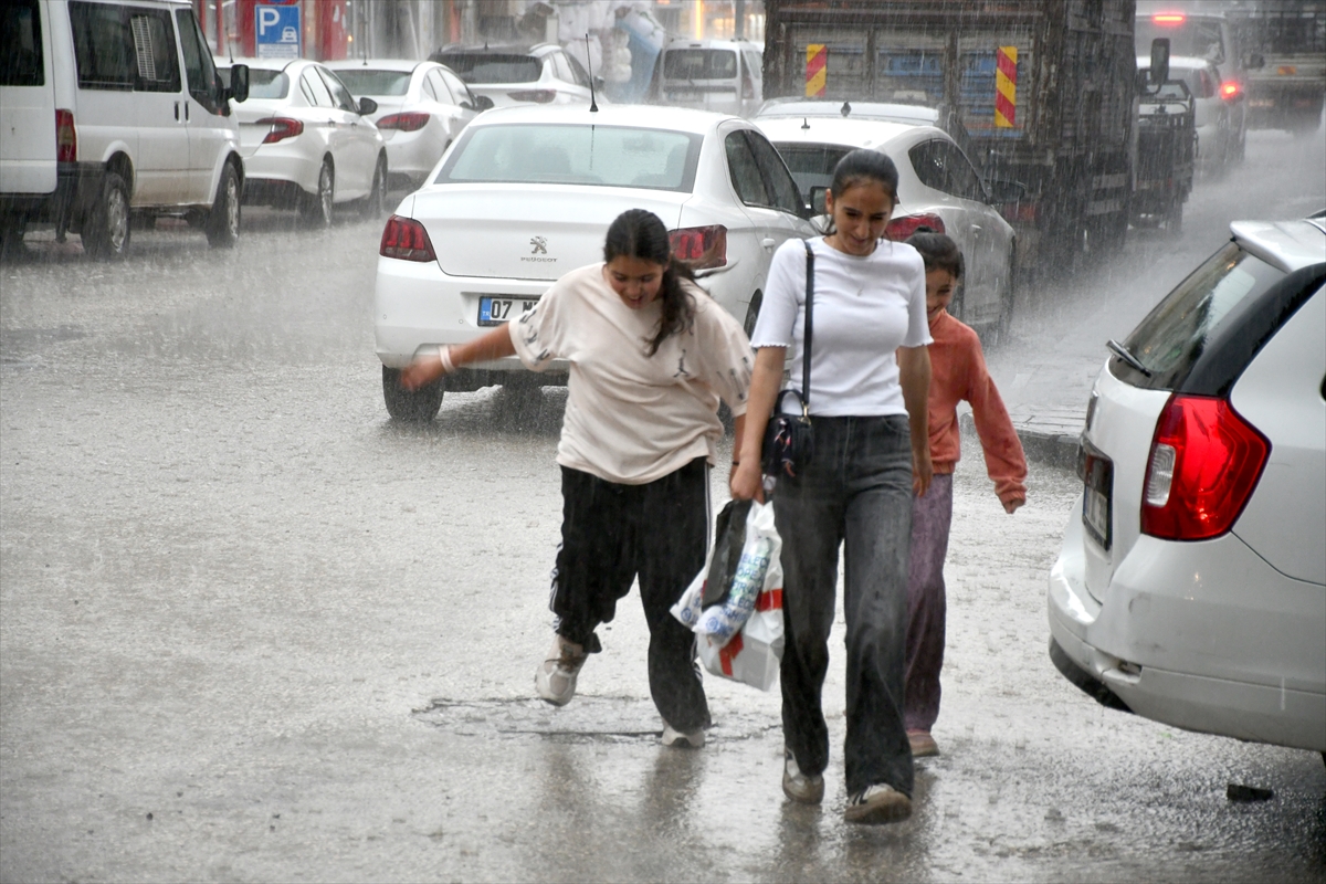 Kars'ta şiddetli dolu ve sağanak: Tarım arazileri zarar gördü